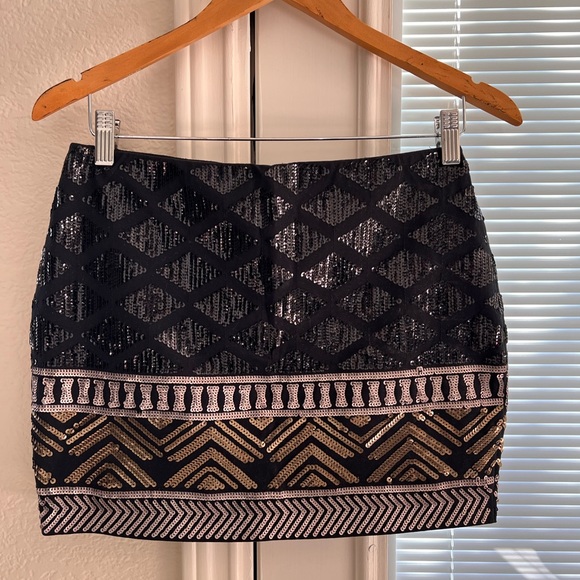 Sequin mini skirt black silver and gold. - Picture 2 of 4